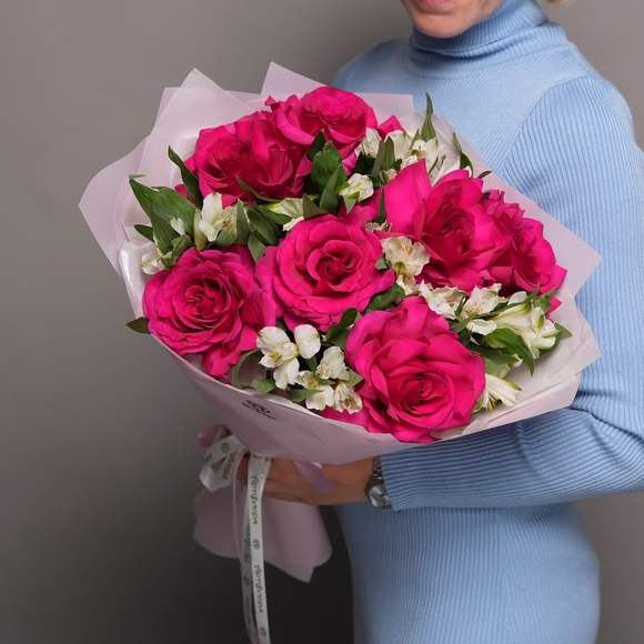 Букет из малиновых французских роз и альстромерии - L в корейской упаковке