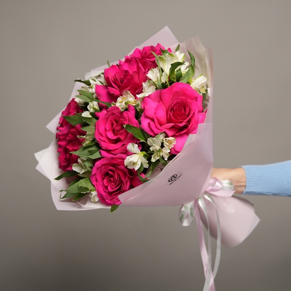 Букет из малиновых французских роз и альстромерии - L в корейской упаковке