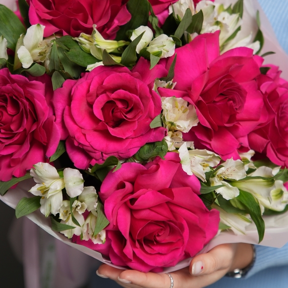 Букет из малиновых французских роз и альстромерии - L в корейской упаковке