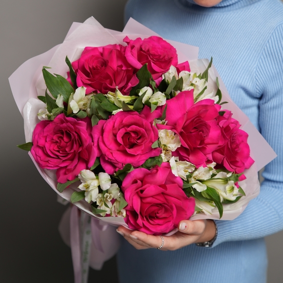 Букет из малиновых французских роз и альстромерии - L в корейской упаковке