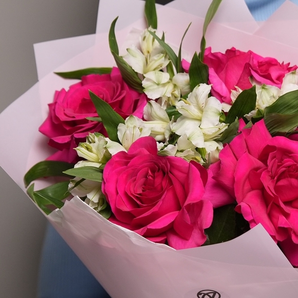 Букет из малиновых французских роз и альстромерии - M в корейской упаковке