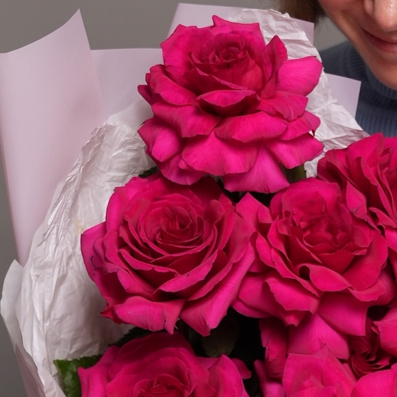 Букет из 9 малиновых французских роз в корейской упаковке