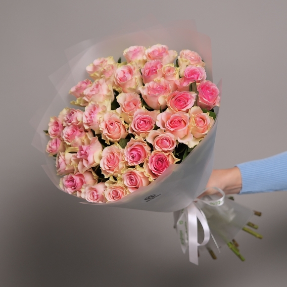 Букет из 35 светло-розовых роз 50 см (Кения) в корейской матовой упаковке