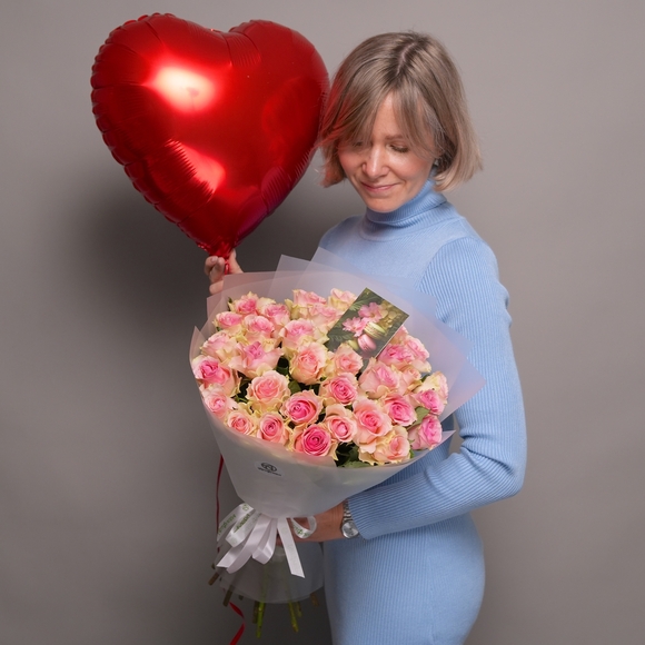 Набор размер L с букетом 35 светло-розовых роз Кения (50 см) в корейской матовой упаковке