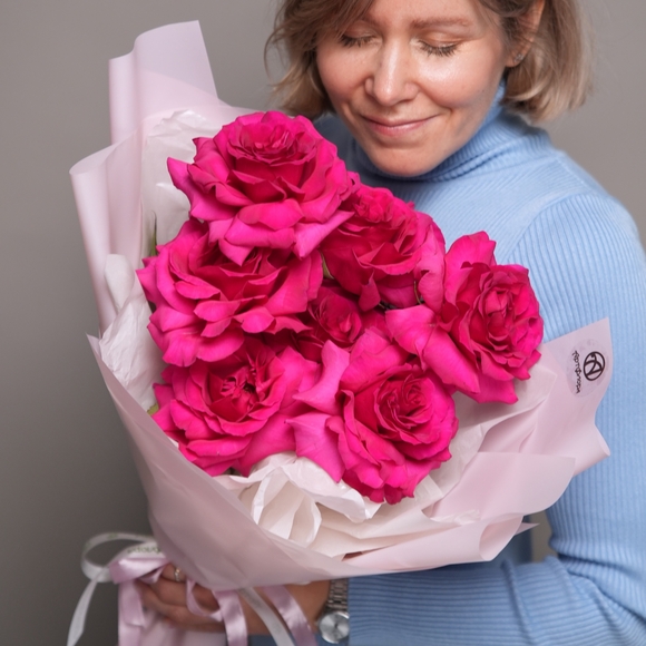 Букет из 7 малиновых французских роз в корейской упаковке