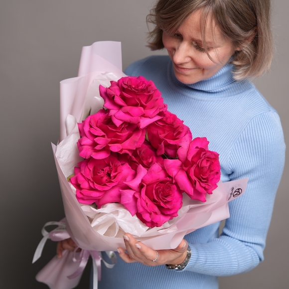 Букет из 7 малиновых французских роз в корейской упаковке