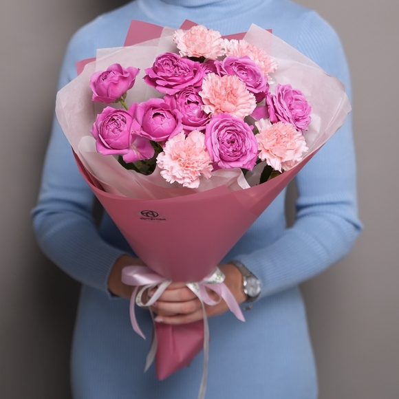 Букет из пионовидных кустовых малиновых роз с диантусом в корейской упаковке