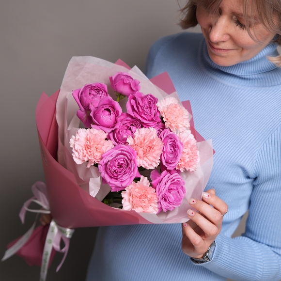 Букет из пионовидных кустовых малиновых роз с диантусом в корейской упаковке