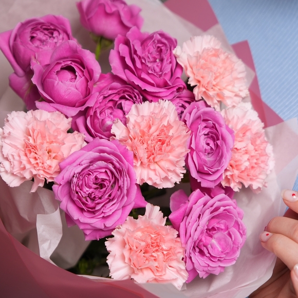 Букет из пионовидных кустовых малиновых роз с диантусом в корейской упаковке