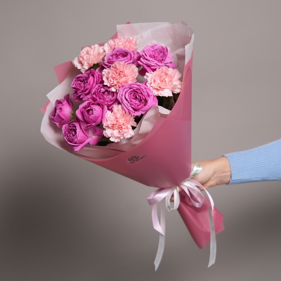 Букет из пионовидных кустовых малиновых роз с диантусом в корейской упаковке