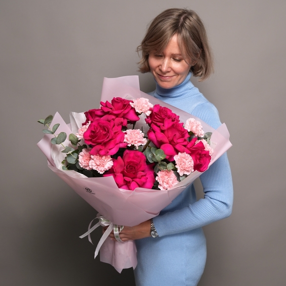 Букет из малиновых французских роз, диантусов с эвкалиптом - L в корейской упаковке
