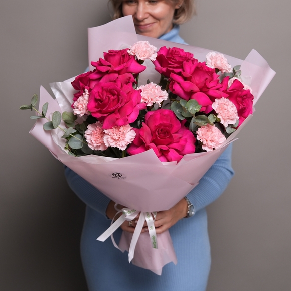 Букет из малиновых французских роз, диантусов с эвкалиптом - L в корейской упаковке
