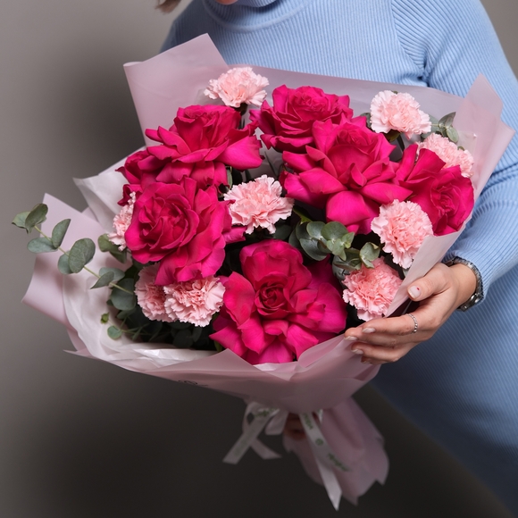 Букет из малиновых французских роз, диантусов с эвкалиптом - L в корейской упаковке