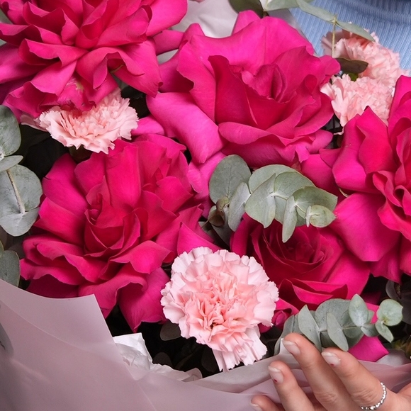 Букет из малиновых французских роз, диантусов с эвкалиптом - M в корейской упаковке