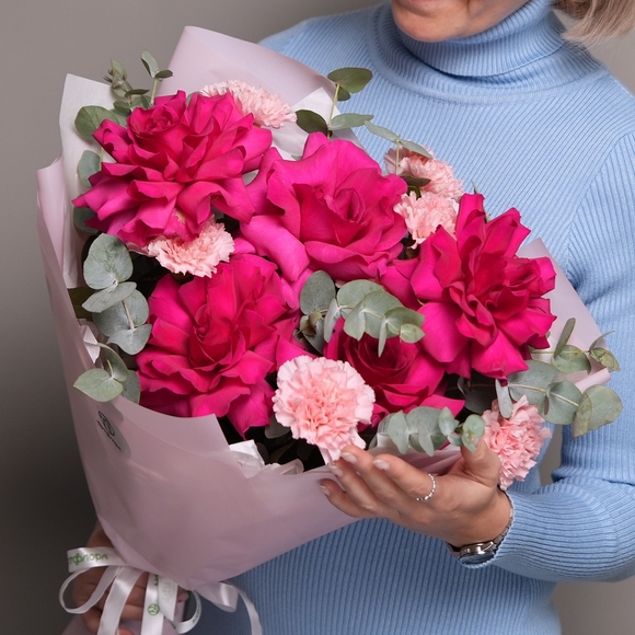 Букет из малиновых французских роз, диантусов с эвкалиптом - M в корейской упаковке