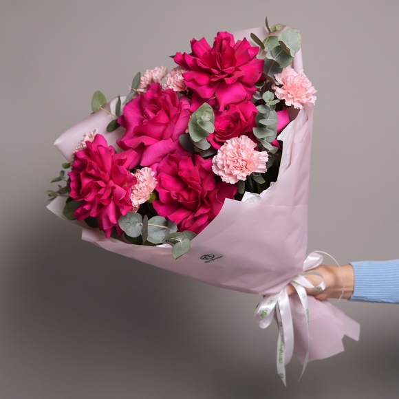 Букет из малиновых французских роз, диантусов с эвкалиптом - M в корейской упаковке