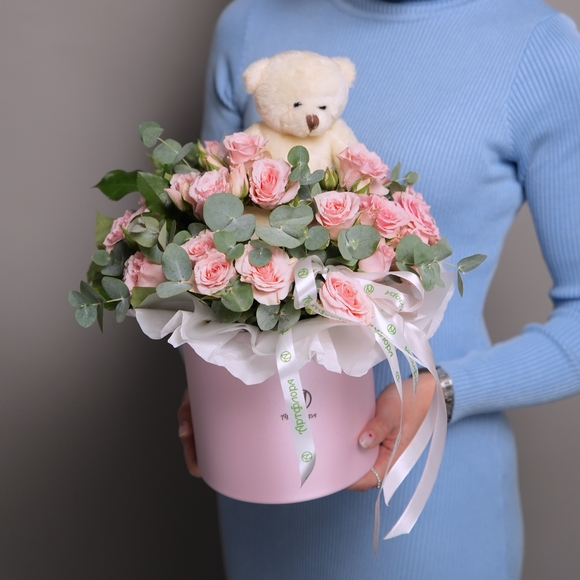 Шляпная коробка с кустовой розой с эвкалиптом и мишкой