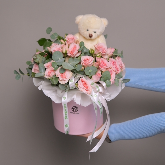 Шляпная коробка с кустовой розой с эвкалиптом и мишкой