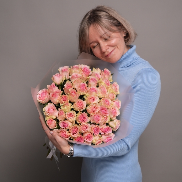 Букет из 51 светло-розовой розы 50 см (Кения) в корейской матовой упаковке