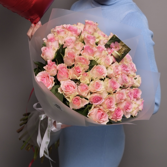 Набор размер L+ с букетом 51 светло-розовая роза Кения (50 см) в корейской матовой упаковке