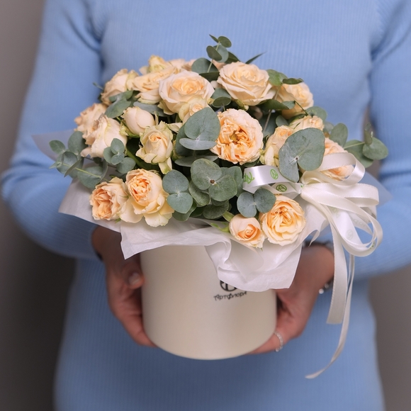 Шляпная коробка с кремовой кустовой розой с эвкалиптом 