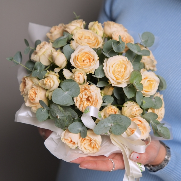 Шляпная коробка с кремовой кустовой розой с эвкалиптом 