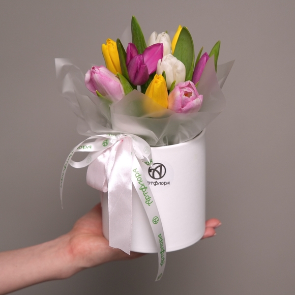 Шляпная коробка с тюльпанами микс