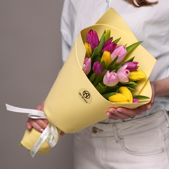 Букет из 15 тюльпанов микс яркий (Голландия) в фоамиране