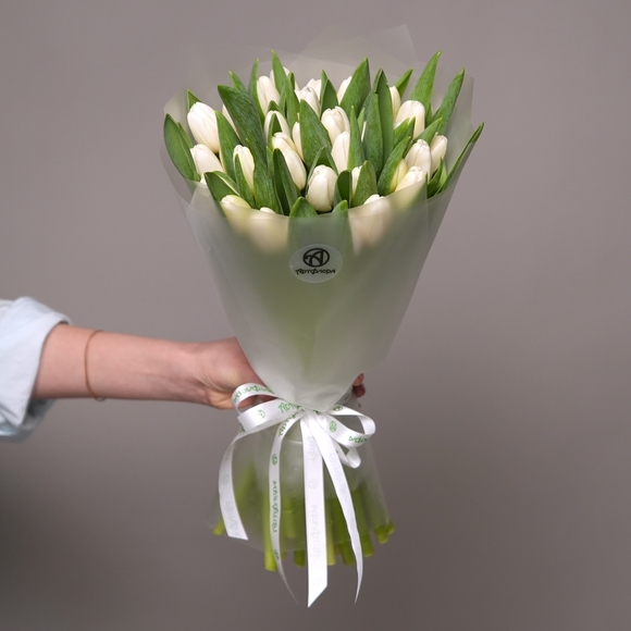 Букет из 35 белых тюльпанов (Голландия) в корейской матовой упаковке