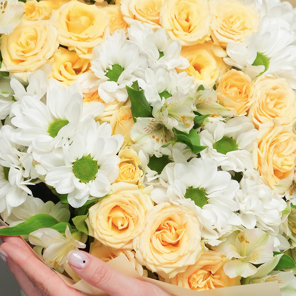 Букет из кремовых кустовых роз, хризантем Бакарди и альстромерий - L