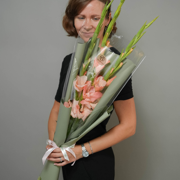 Букет из 3 персиковых гладиолусов