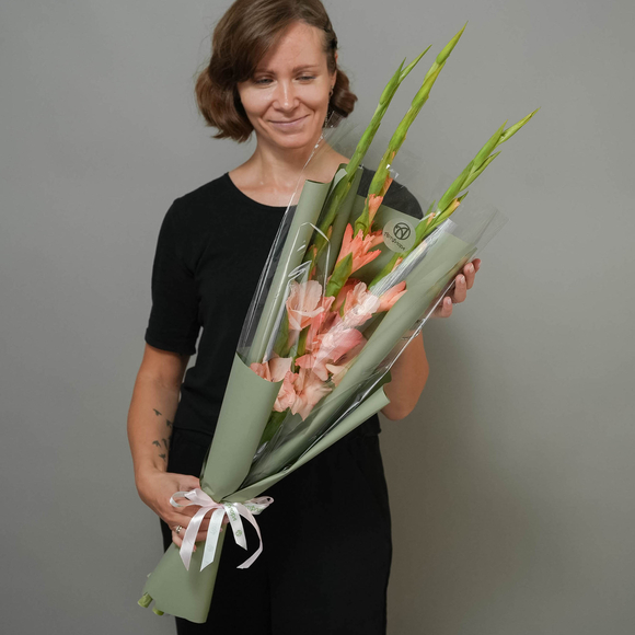 Букет из 3 персиковых гладиолусов