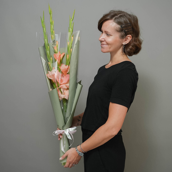 Букет из 3 персиковых гладиолусов