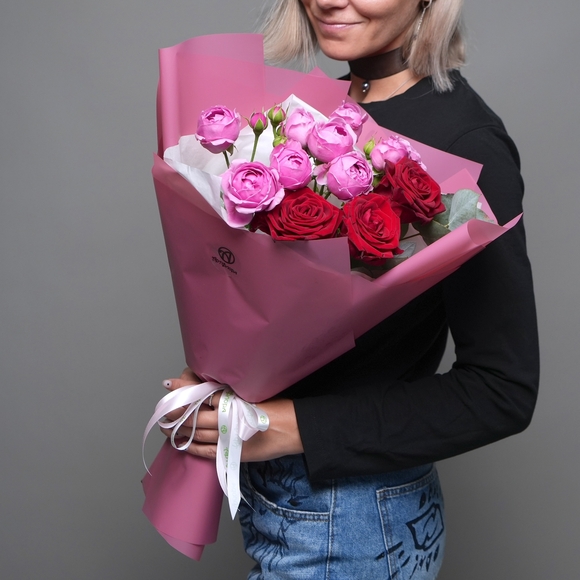 Букет из пионовидных малиновых кустовых роз и красных роз - XS в корейской упаковке