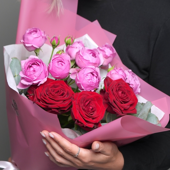 Букет из пионовидных малиновых кустовых роз и красных роз - XS в корейской упаковке