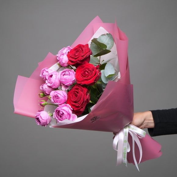 Букет из пионовидных малиновых кустовых роз и красных роз - XS в корейской упаковке