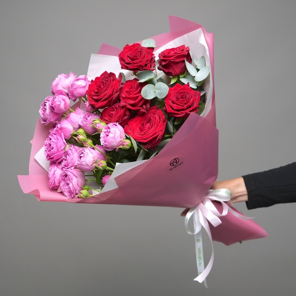 Букет из пионовидных малиновых кустовых роз и красных роз - M в корейской упаковке