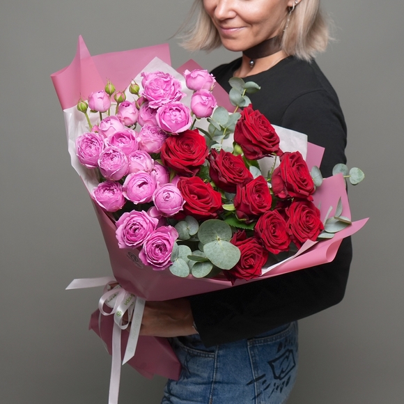 Букет из пионовидных малиновых кустовых роз и красных роз - L в корейской упаковке