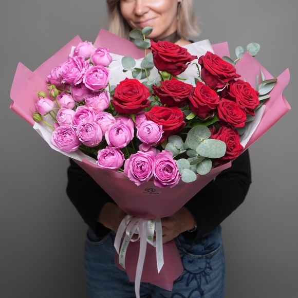 Букет из пионовидных малиновых кустовых роз и красных роз - L в корейской упаковке