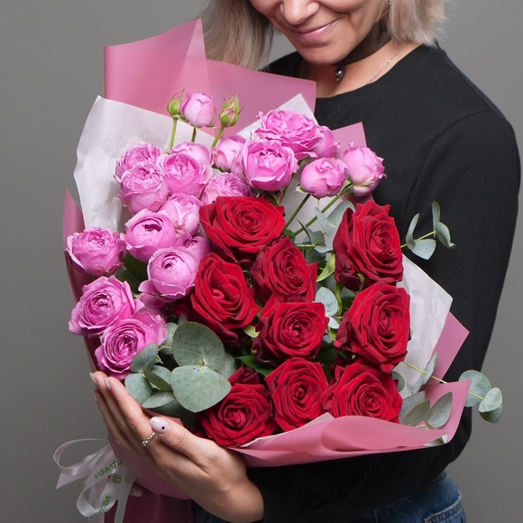 Букет из пионовидных малиновых кустовых роз и красных роз - L в корейской упаковке