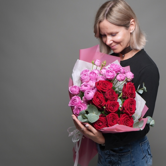Букет из пионовидных малиновых кустовых роз и красных роз - L в корейской упаковке