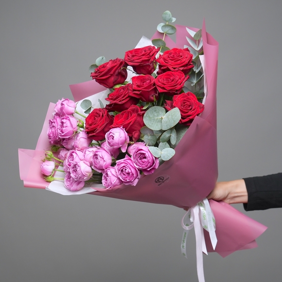 Букет из пионовидных малиновых кустовых роз и красных роз - L в корейской упаковке