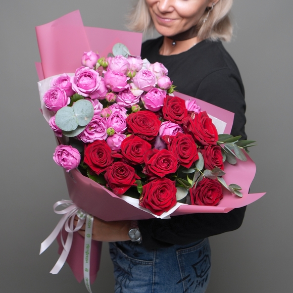 Букет из пионовидных малиновых кустовых роз и красных роз - XL в корейской упаковке
