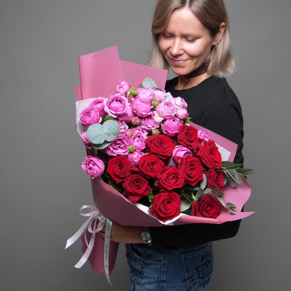 Букет из пионовидных малиновых кустовых роз и красных роз - XL в корейской упаковке