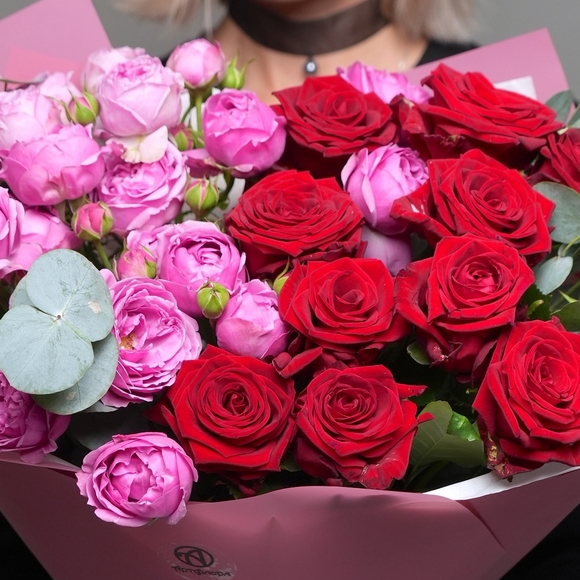 Букет из пионовидных малиновых кустовых роз и красных роз - XL в корейской упаковке