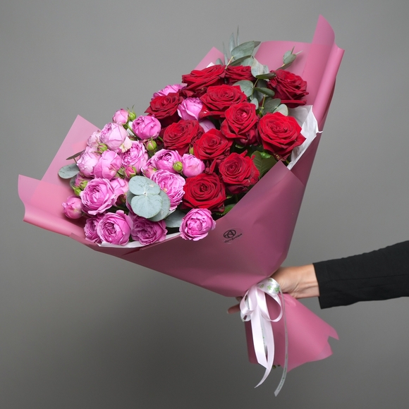 Букет из пионовидных малиновых кустовых роз и красных роз - XL в корейской упаковке