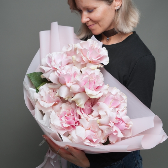 Букет из 11 розовых французских роз в корейской упаковке