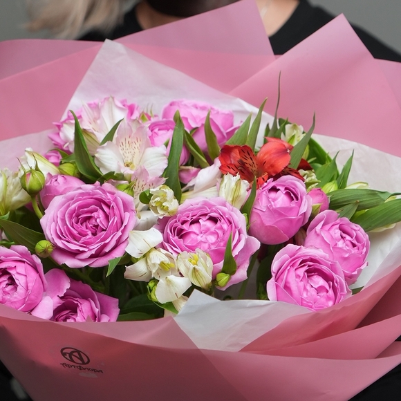 Букет из пионовидных малиновых кустовых роз и альстромерий микс - S в корейской упаковке