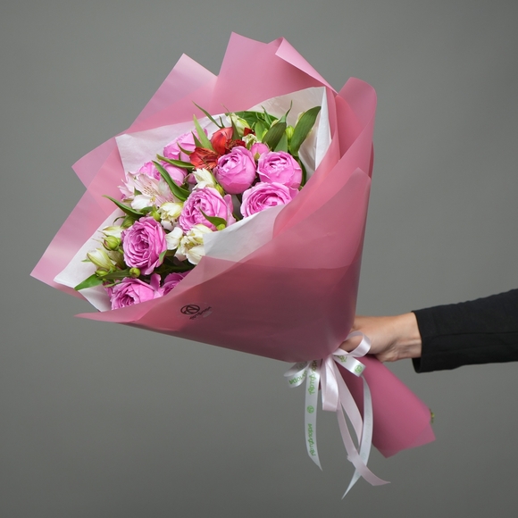 Букет из пионовидных малиновых кустовых роз и альстромерий микс - S в корейской упаковке