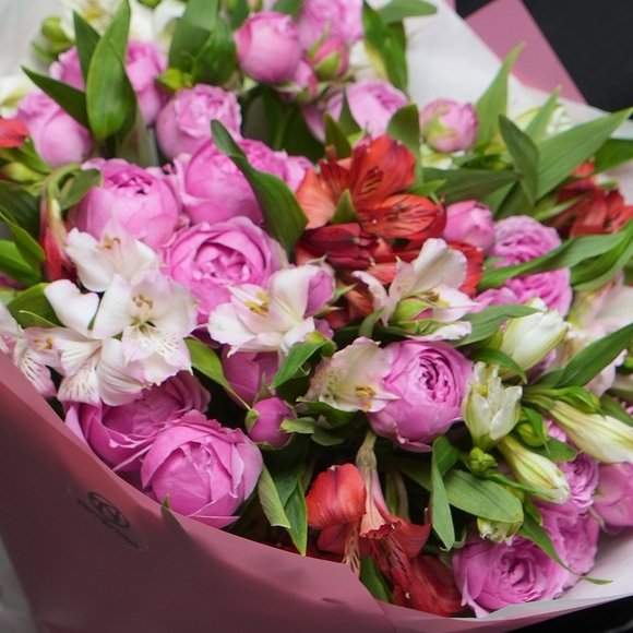 Букет из пионовидных малиновых кустовых роз и альстромерий микс - M в корейской упаковке